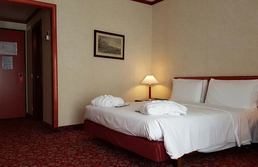 Russott Hotel-1